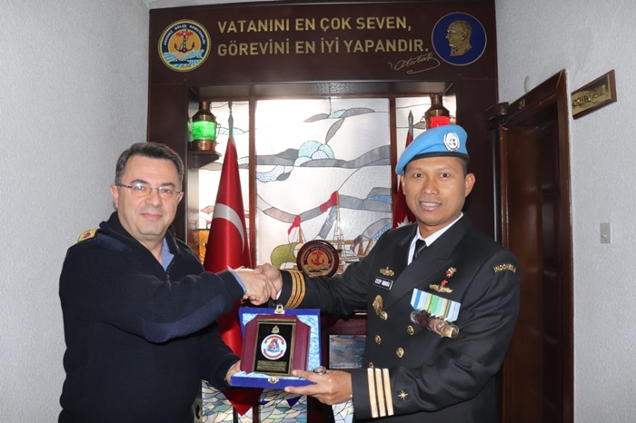 Kegiatan kunjungan diakhiri dengan pertukaran cinderamata dan foto bersama.