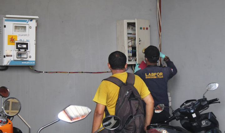 Tim Labfor Polda Jatim saat melakukan pemeriksaan di sejumlah titik pabrik scaffolding di Desa Kramat Jegu, Kecamatan Taman. 