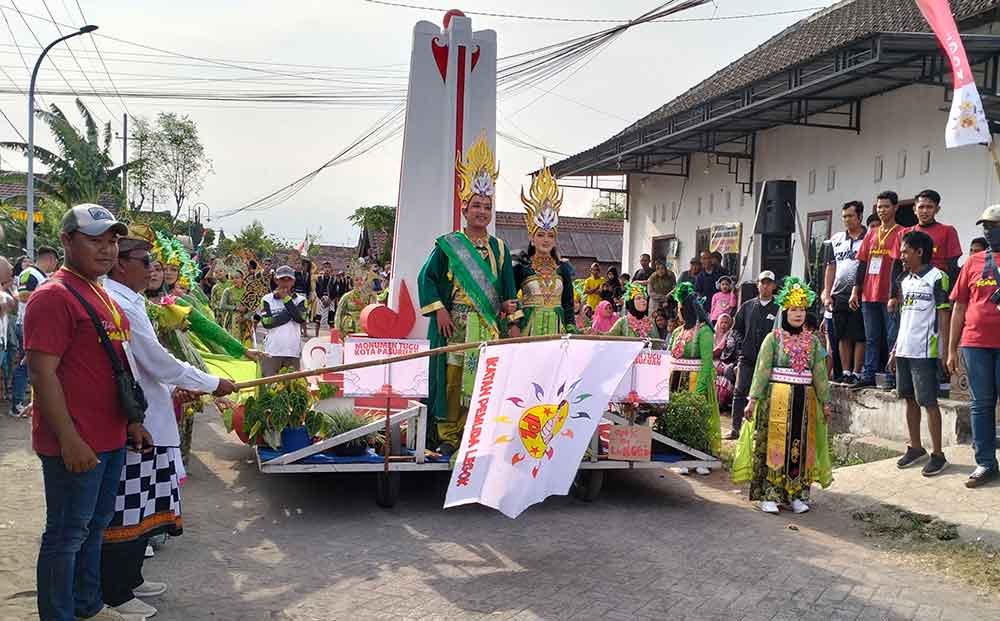 Kepala Desa Legok Nur Salam didampingi Ketua Ikatan Pemuda saat memberangkatkan peserta karnaval.