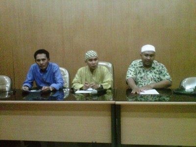 Ketua RMI NU Jatim Gus Reza (tengah) di PWNU Jatim, Selasa (24/6/2014).foto:nur faishal/BANGSAONLINE