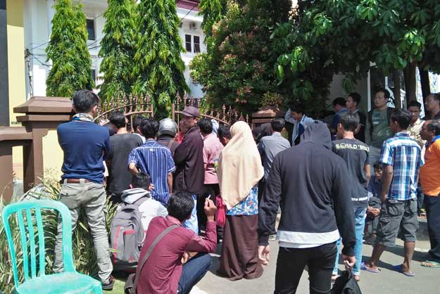 Ratusan warga menunggu antrean di depan kantor Kejari Tuban. foto: GUNAWAN W/BANGSAONLINE