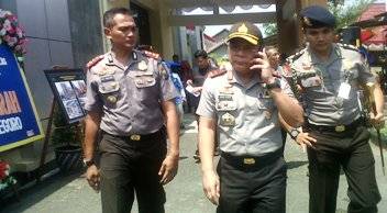 TIBA. Kapolda Jatim, Irjen Pol Anas Yusuf (tengah), didampingi Kapolres Bojonegoro, AKBP Ady Wibowo (kanan) saat tiba di Mapoltes setempat. Foto: Eky Nurhadi/BANGSAONLINE