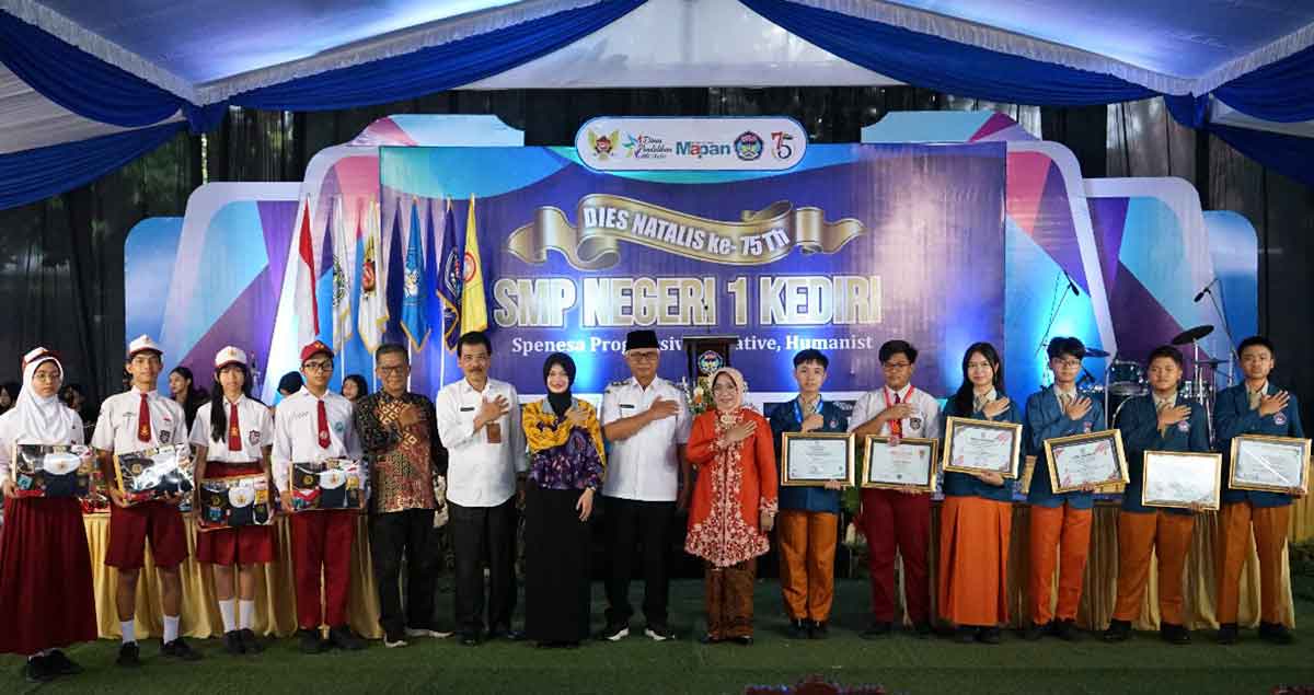 Vinanda Prameswati (berkerudung hitam) saat menghadiri Dies Natalies ke-75 SMPN 1 Kota Kediri. Foto: Ist