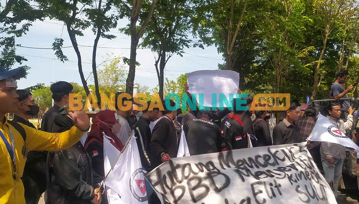 Masa aksi saat melakukan demo di DPRD Sampang. Foto: MUTAMMIM/BANGSAONLINE