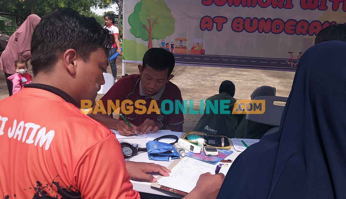 Salah satu pengunjung CFD di Kota Madiun saat periksa kesehatan. Foto: HENDRO SUHARTONO/BANGSAONLINE