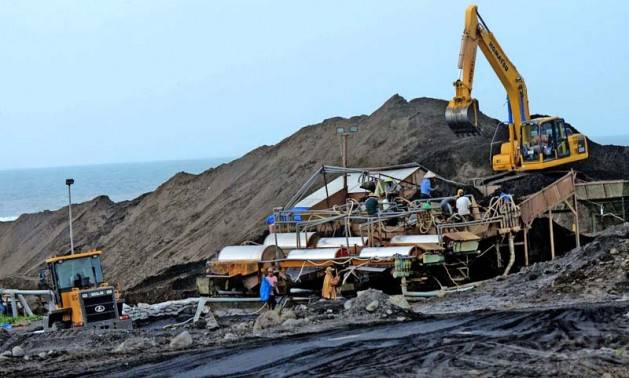 Aktivitas penambangan pasir besi di Lumajang. foto: bpm.jatimprov.go.id