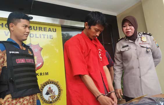 AKP Lily, Kasubag Humas Polrestabes Surabaya bersama terdakwa yang melakukan penipuan di 8 Polsek Surabaya.