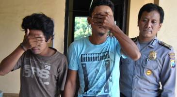 Aan Agus Prastiyo (kiri),Kudhori  (tengah) didampingi petugas Polsek Porong. (Agus HP/BANGSAONLINE)
