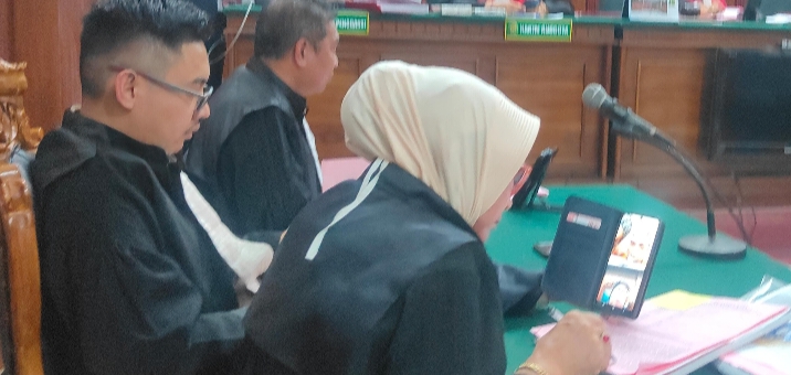 JPU melihat terdakwa melalui ponsel saat persidangan yang digelar daring