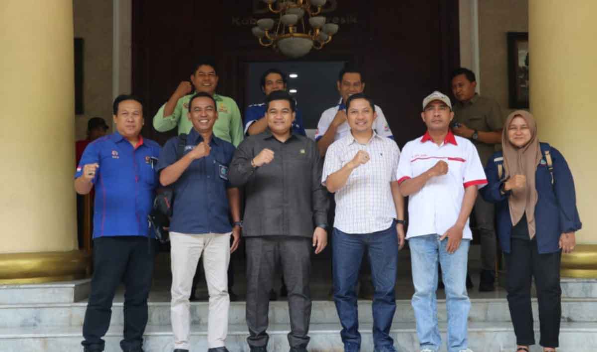 Ketua DPRD Gresik, M Syahrul Munir (tengah baju hitam), bersama para serikat pekerja usai audiensi. Foto: Ist