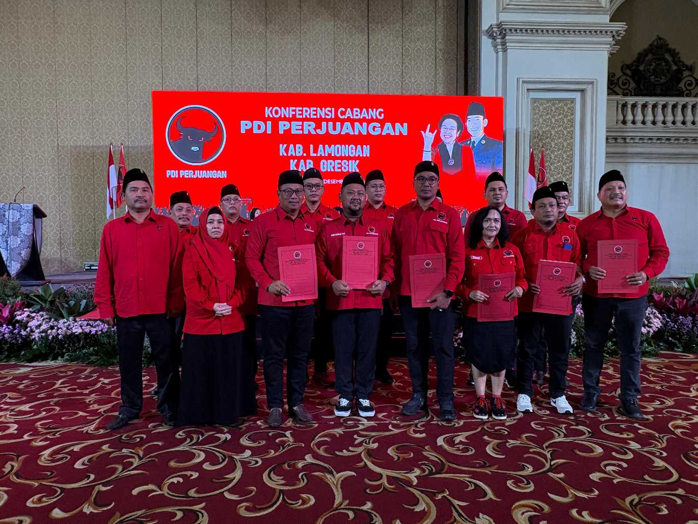 Ketua DPC PDIP Gresik Fandi Akhmad Yani bersama jajaran pengurus usai disahkan dalam Konfercab 2025. foto: ist