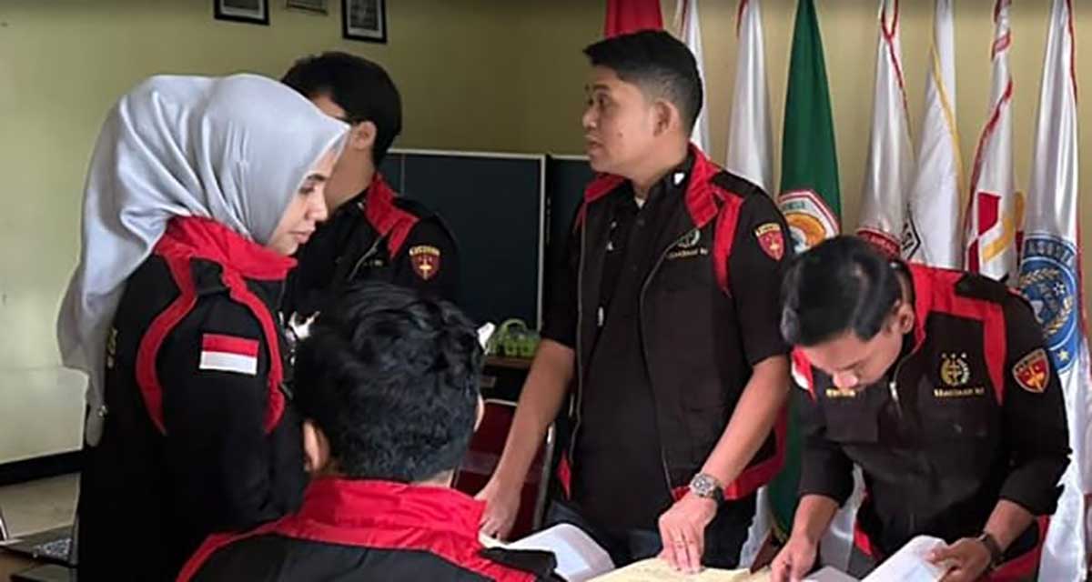 Penggeledahan yang dilakukan Tim Penyidik dari Kejari Kabupaten Kediri di kantor KONI. Foto: Ist