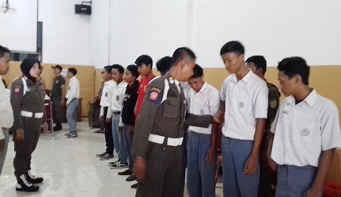 Para pelajar saat diberikan pembinaan oleh Satpol PP Kota Probolinggo.