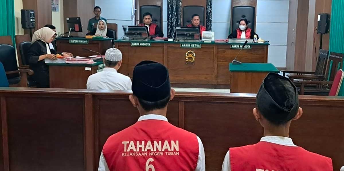 Terdakwa saat menjalani persidangan di PN Tuban.