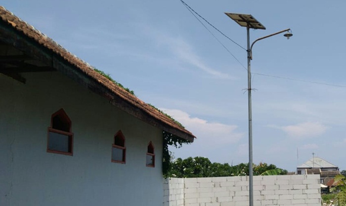Lampu PJU yang menggunakan tenaga solar cell.