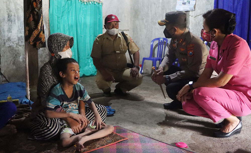 Kapolres Ngawi AKBP I Wayan Winaya bersama istrinya saat menjenguk Eko Saputro, sekaligus menyerahkan bantuan.