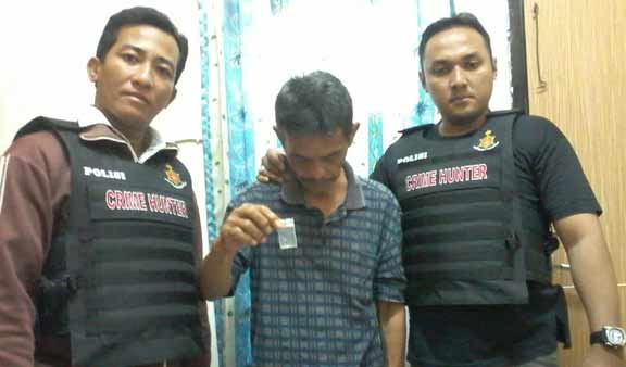 Tersangka sabu yang tertangkap Polsek Gayungan Surabaya. foto: eko suyono/ BANGSAONLINE