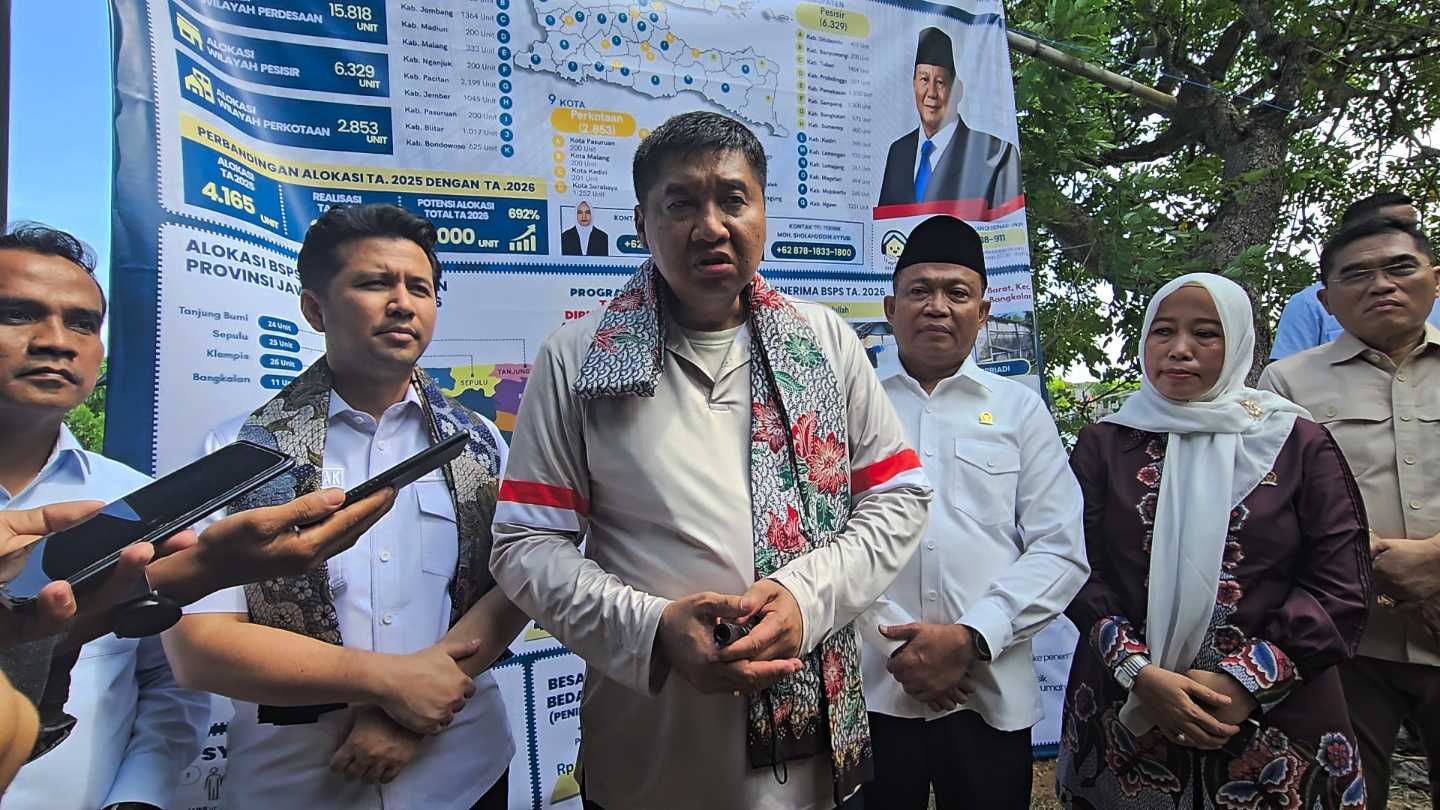 Menteri PKP Maruar Sirait (tengah) didampingi Bupati Bangkalan Lukmanul Hakim dan Wagub Jatim Emil Dardak saat memberi pernyataan ke awak media di Bangkalan
