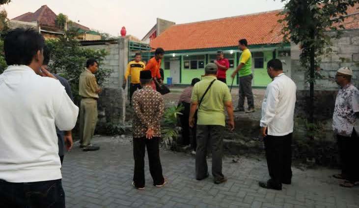 Suasasana saat pembongkaran tembok akses ke MTs Yogyakarta. Foto: istimewa/detik.com