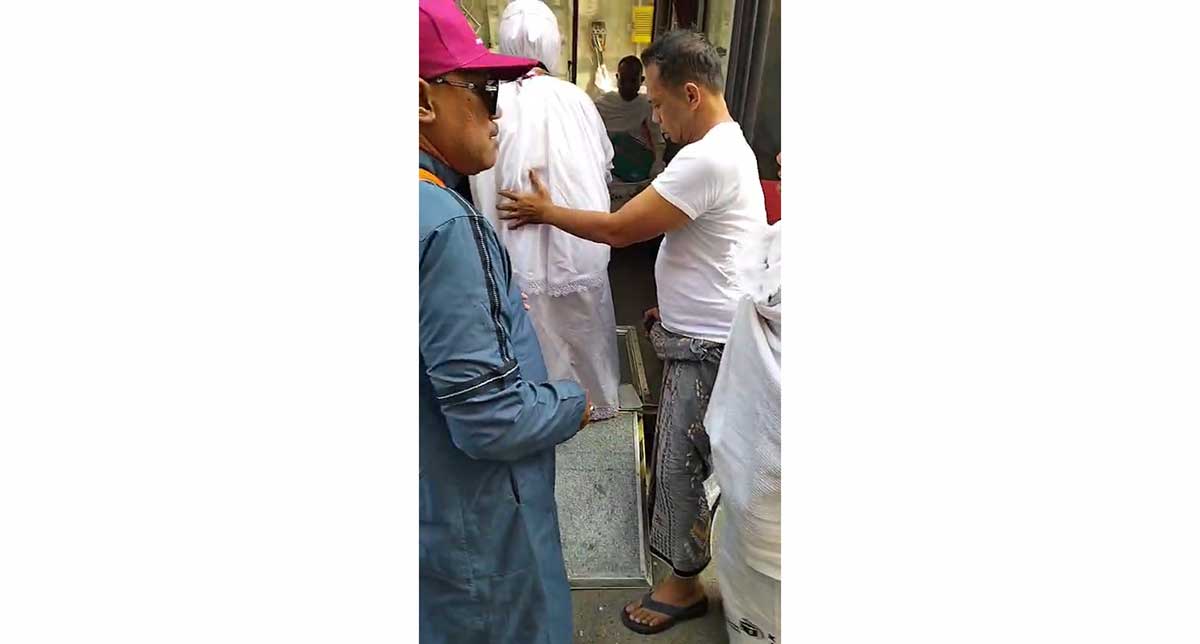 Salah satu jamaah haji dari Bangkalan ketika menjalani umrah perdana di Makkah dengan pendampingan khusus dari petugas.
