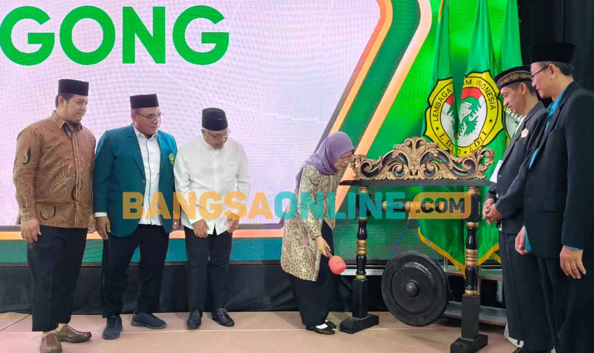 Dewi Mariya Ulfa saat memukul gong sebagai tanda pembukaan Musda ke-7 DPD LDII Kabupaten Kediri. Foto: MUJI HARJITA/BANGSAONLINE