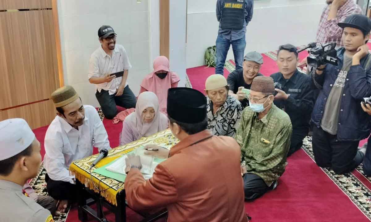 Suasana ijab kabul tahanan narkoba di Polsek Tegalsari, Surabaya.