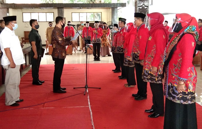 Bupati H Novi Rahman Hidayat kukuhkan pengurus KTNA Nganjuk. foto: BAMBANG/ BANGSAONLINE