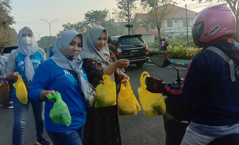 Tim OBIC Permata Bangkalan bersama SS. Navia Permata saat membagikan takjil kepada pengendara yang melintas di depan Perumahan Permata Indah.