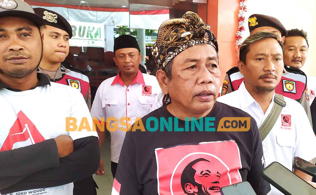 Ketua DPC Projo Jombang, Joko Fattah Rochim, dan puluhan relawannya saat kirim surat untuk Jokowi di kantor pos. Foto: AAN AMRULLOH/BANGSAONLINE