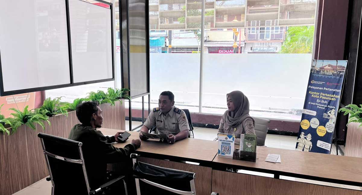 Petugas dari Kantah Kota Pasuruan saat melayani salah satu pemohon di MPP Poncol.