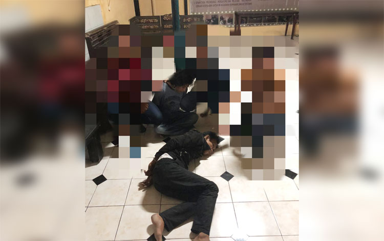 Dua pelaku diduga curanmor saat diamankan di Mapolsek Candi, sebelum dilimpahkan ke Mapolsek Tanggulangin, Sidoarjo.