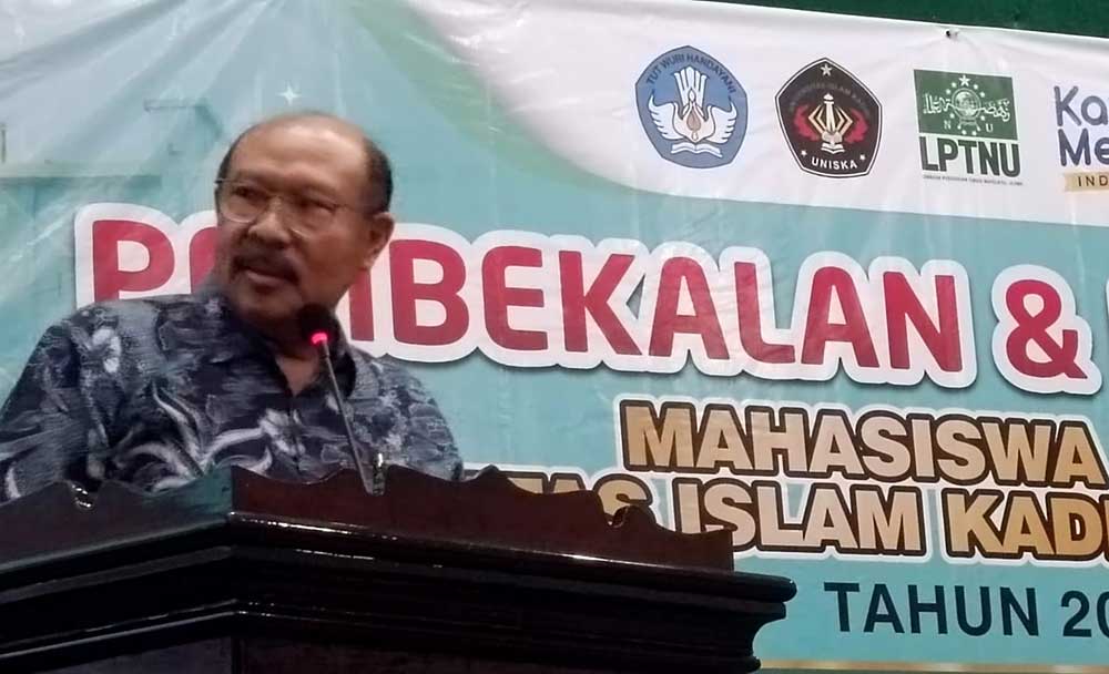 Rektor Uniska Kediri Prof. Bambang Yulianto saat memberikan bekal pada para mahasiswa peserta MBKM. Foto: Ist.