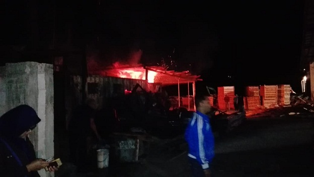 Ruang pengeringan pabrik tripek yang terbakar.