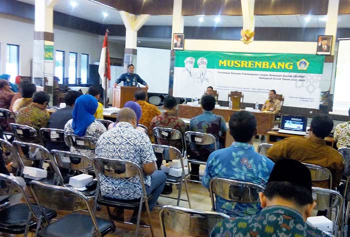 Bupati Sambari ketika memberikan arahan dalam Musrenbang revisi RPJMD 2016-2021.
