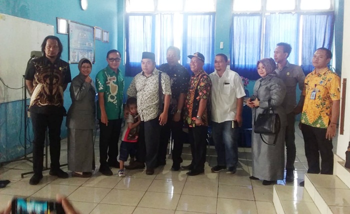 Direktur Perumda Pasar Suhartono saat menerima kunjungan Komisi B DPRD Lamongan.