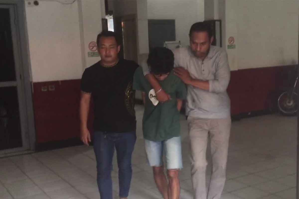 Pelaku pencurian motor saat ditangkap anggota Polsek Bubutan. Foto: Ist.