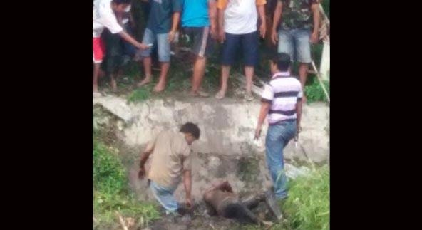 Tersangka menceburkan diri ke sungai untuk menyelamatkan diri. foto: ekoyono/ BANGSAONLINE