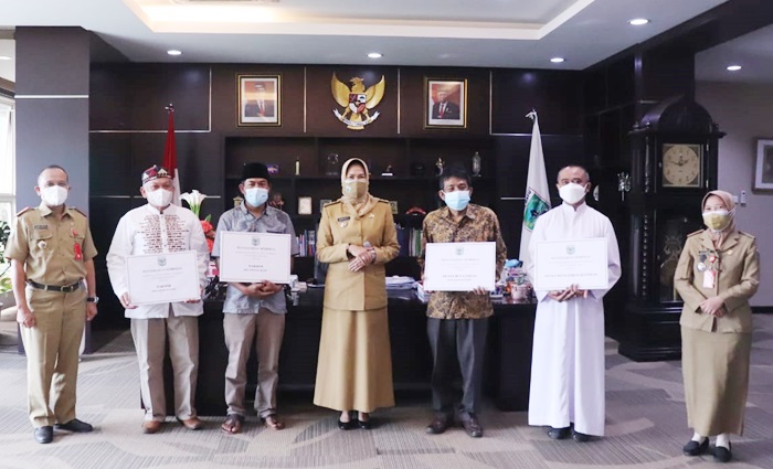 Wali Kota Batu Hj Dewanti Rumpoko menyerahkan insentif kepada penjaga tempat ibadah se-Kota Batu secara simbolis di Ruang Kerja Wali Kota Batu, Senin (30/8).