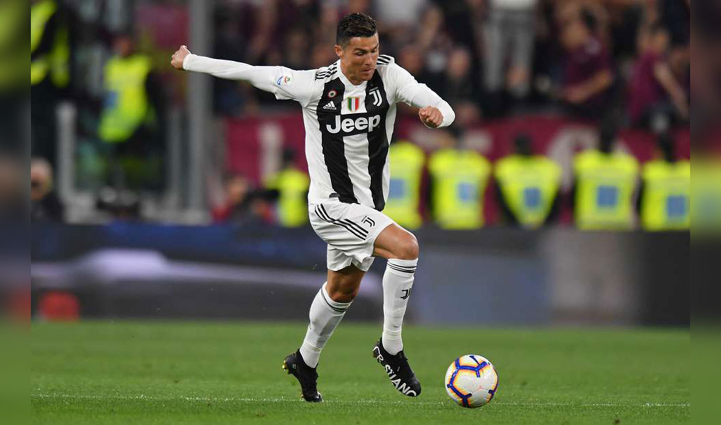 Ilustrasi: Cristiano Ronaldo sedang menggiring bola. foto: GiveMeSport