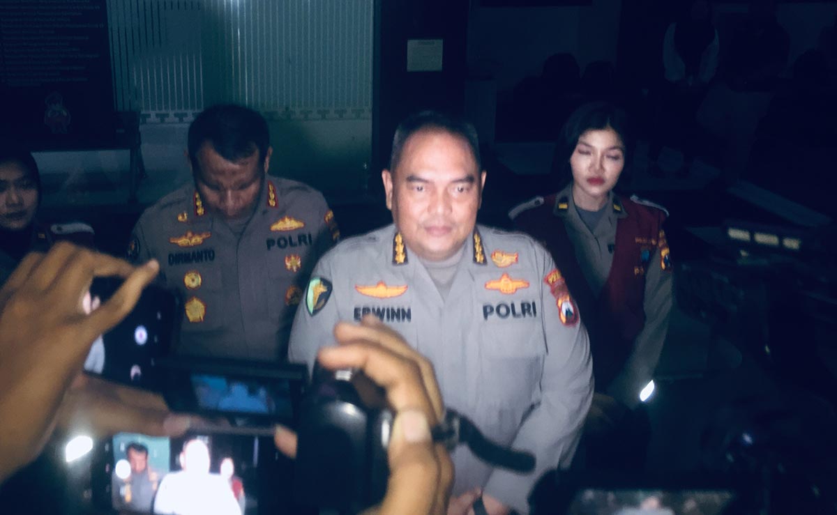 Kabid Humas Polda Jatim Kombespol Dirmanto bersama Tim Dokkes Polda Jatim saat memberikan keterangan kepada wartawan.