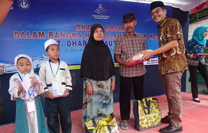 Erwin H. Poedjono Dirut PT. Dharma Lautan Utama saat memberikan santunan.