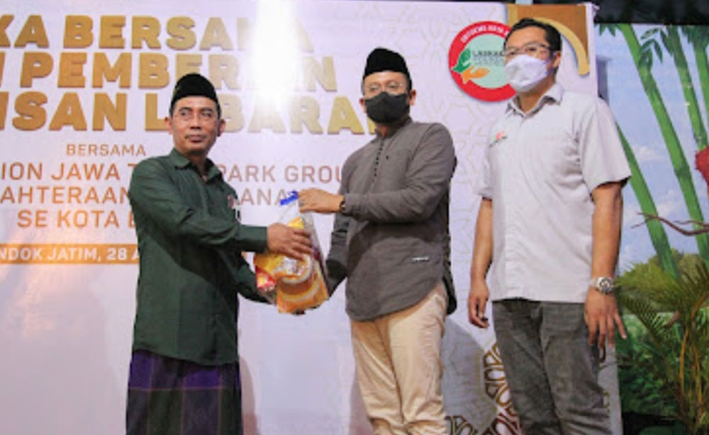 Penyerahan paket bingkisan secara simbolis, dari Manajemen Jawa Timur Park kepada perwakilan pondok pesantren di Kota Batu.