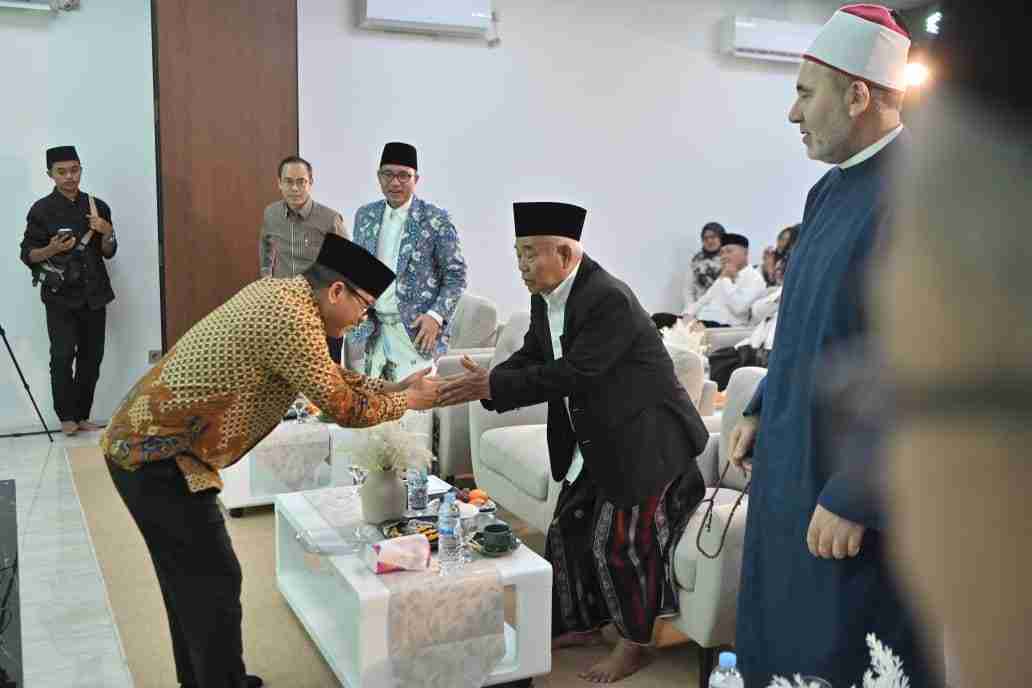Prof Dr KH Asep Saifuddin Chalim, MA, saat menyambut Menteri Desa dan PDT Yandri Susanto dalam Rakernas JKSN dan Pergunu di Pondok Pesantren Amanatul Ummah Surabaya, Jumat (13/2/2026). Foto: RIfki Humas Kemendes