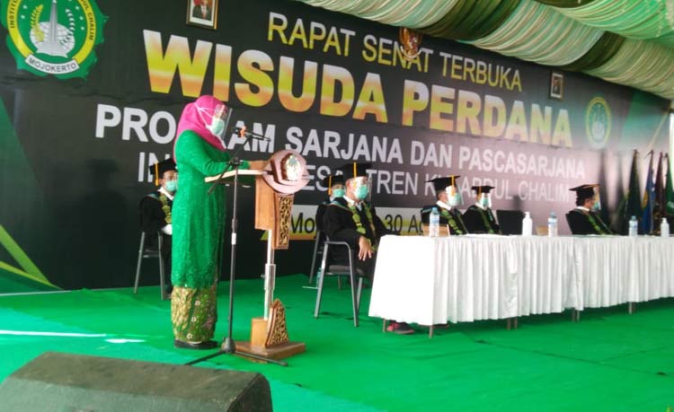 Khofifah Indar Parawansa, Gubernur Jawa Timur, menyampaikan pesan dan motivasi kepada ratusan Wisudawan dan Wisudawati Institut Pesantren KH Abdul Chalim (IKHAC).