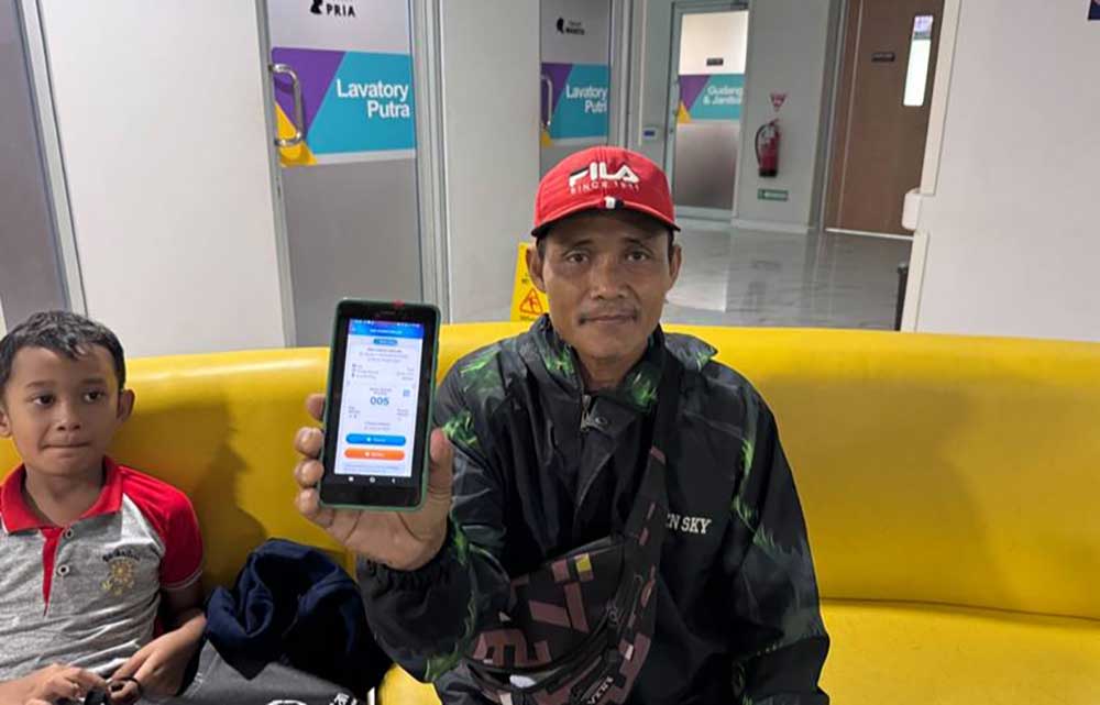 Subagiono, salah satu peserta JKN menunjukkan tampilan aplikasi Mobile JKN. Foto: Ist. 