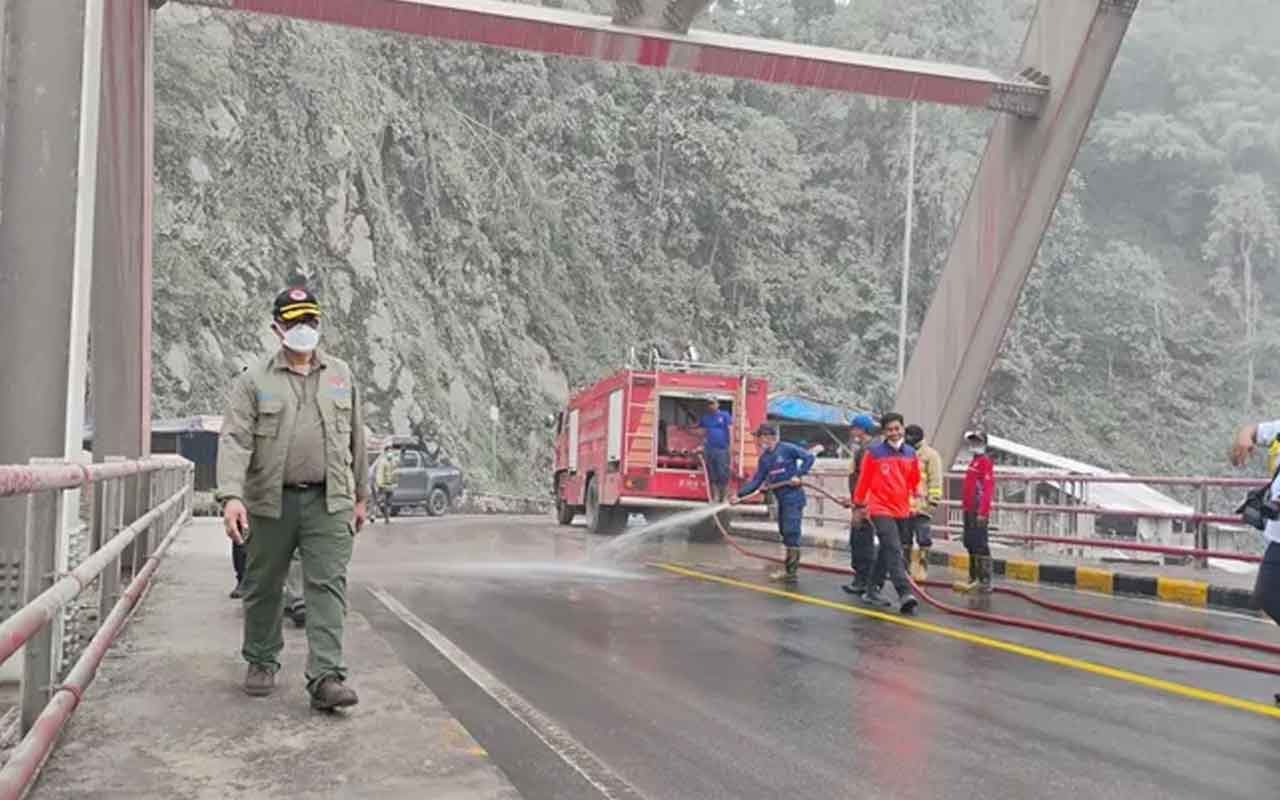 Jalan yang terdampak erupsi Gunung Semeru saat dilakukan pembersihan. Foto: Ist.