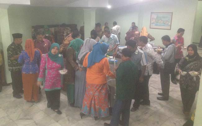 Sejumlah anggota DPRD Jombang saat jamuan pasca mengikuti sidang paripurna, Jumat (8/4), dengan agenda pandangan akhir. foto: BANGSAONLINE