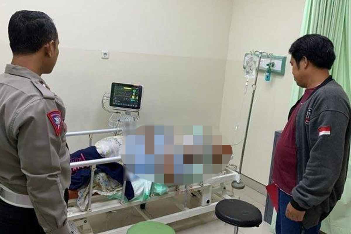 Kondisi korban pembacokan Marzuki (43), warga Menganti, Gresik, setelah menjadi korban pembacokan oleh tetangganya Bambang (40). Foto: Ist.