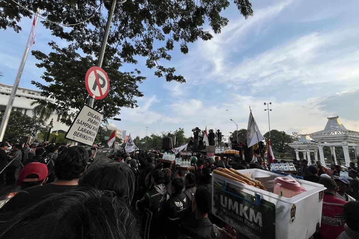 Aksi demo di depan kantor Gubernur Jawa Timur, Selasa (20/5/2025).
