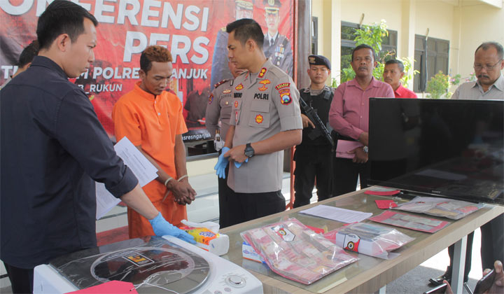 Kapolres Nganjuk AKBP Handono Subiakto saat menginterogasi pelaku penipuan bawang merah. foto: BAMBANG/ BANGSAONLINE